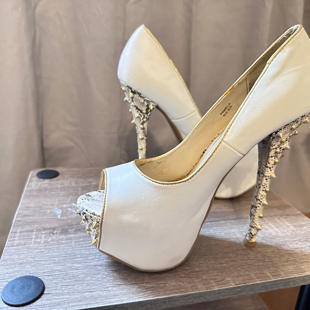Shoe Dazzle White and Gold Peep-Toe Heels